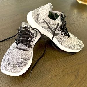Nike Womens Free Run Flyknit, size 9